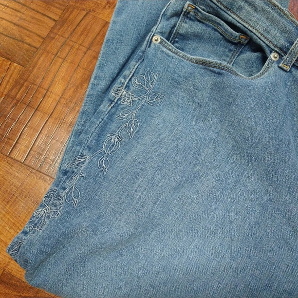 Levi's Classic Boot Cut Embroidered Floral Blue Jeans Women's Size 16 - Picture 3 of 6